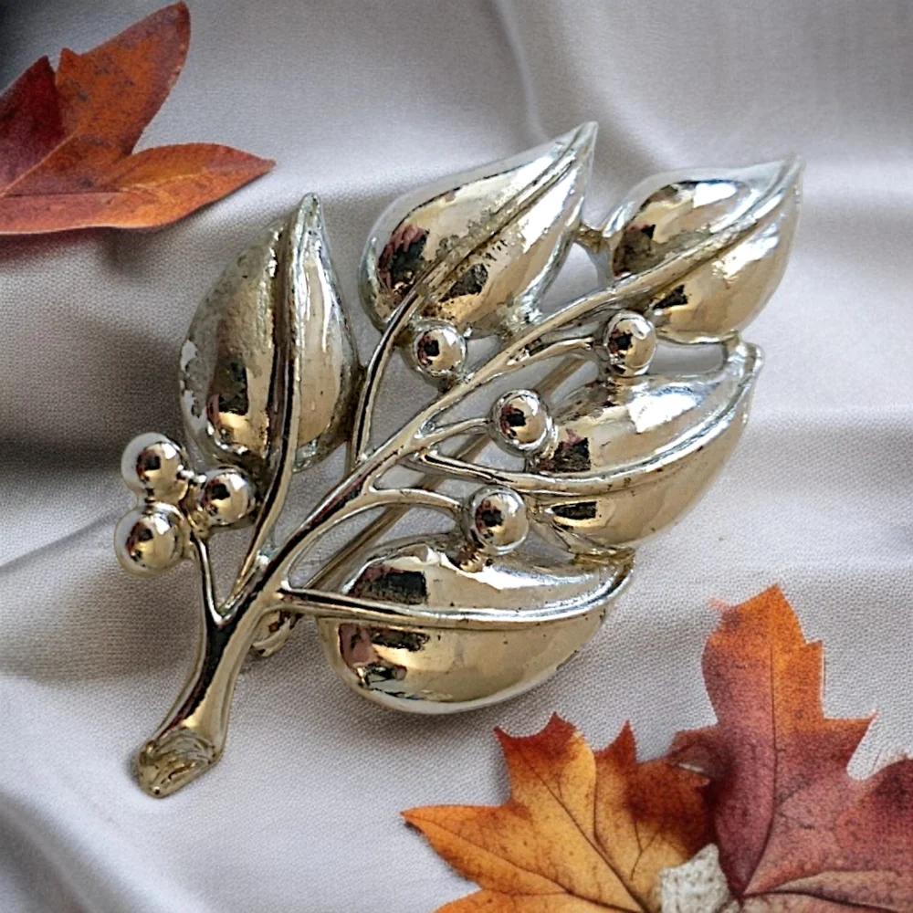 SARAH COVENTRY Berry Leaf Brooch Branch Pin VTG ‎ Silent Spring Silver Tone 1970
